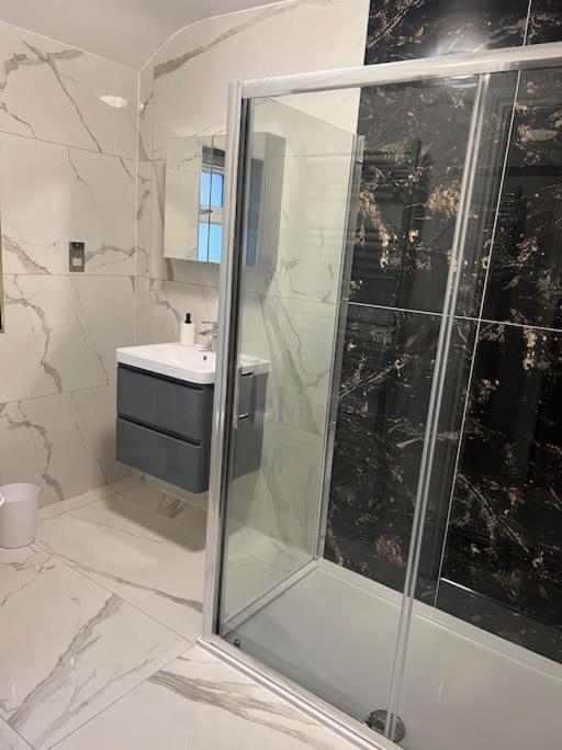 Potters Hideout- 2 Bedroom 2 Bathroom Apartment Watford  Exteriör bild