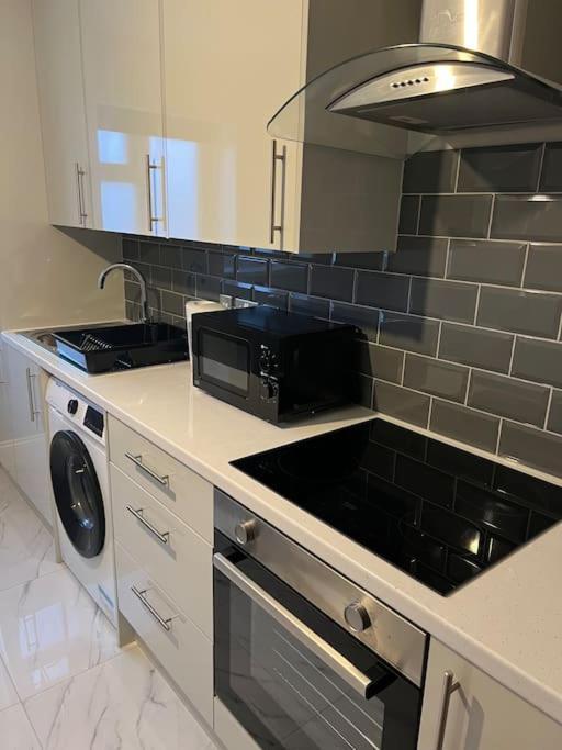 Potters Hideout- 2 Bedroom 2 Bathroom Apartment Watford  Exteriör bild