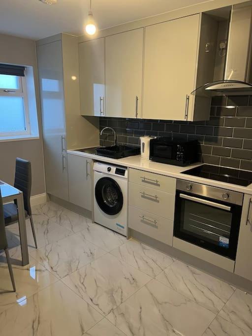 Potters Hideout- 2 Bedroom 2 Bathroom Apartment Watford  Exteriör bild